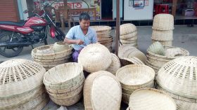 বাঁশ শিল্পকে আঁকড়ে ধরে এখনো জীবন ধারণ