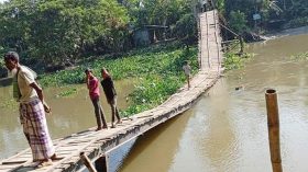 ব্রিজ ভেঙে ৬ গ্রামের যোগাযোগসহ নৌ চলাচল বন্ধ