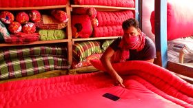 চাহিদা বেড়েছে লেপ-তোষকের, ব্যস্ত কারিগর