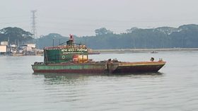 কীর্তনখোলায় ভেকু বহনকারী পন্টুন ও জাহাজের মুখোমুখি সংঘর্ষ