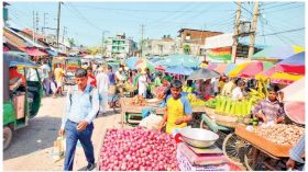 পোর্ট রোড দখল করে বাজার, চাঁদাবাজি