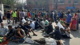 নগর ভবন ঘেরাও করে শ্রমিকদের বিক্ষোভ