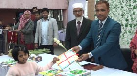 বরিশালে নতুন বই পেয়ে খুশি শিক্ষার্থীরা
