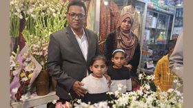 ফুল বিক্রির পাশাপাশি পড়াশোনাও চালিয়ে যাবে আমেনা-মাইমুনা