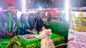 পরিত্যক্ত প্লাস্টিকের বোতলের বিনিময়ে মিলছে গাছ