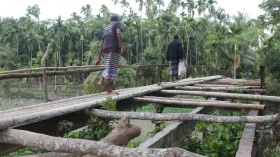 সেতুর ওপর বাঁশের সাঁকোতে পরাপার
