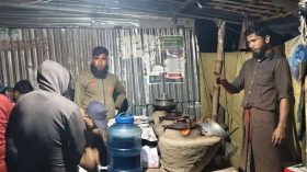 দিনে মাছ, রাতে পিঠা বিক্রি করেন শরীফ