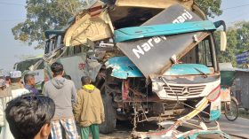 বাকেরগঞ্জে বাস-ট্রাক মুখোমুখি সংঘর্ষে ট্রাক ড্রাইভার নিহত, আহত -৭