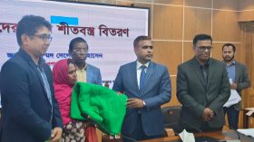 গণ শুনানিকালে অর্ধশতাধিক দুঃস্থদের মাঝে শীতবস্ত্র বিতরণ