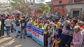 বিসিসির চাকরীচ্যুত পরিচ্ছন্নতাকর্মীদের মানববন্ধন