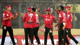 মাত্র ৭৩ রানে অলআউট ঢাকা, শীর্ষে বরিশাল