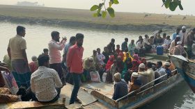 চন্দ্রদ্বীপবাসীর যাতায়াতের ভরসা নৌকা