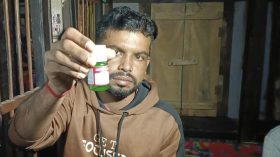 প্রেমিকার বাড়িতে বিষের বোতল নিয়ে অনশনে যুবক