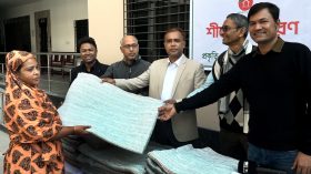 শীতার্ত মানুষের পাশে দাঁড়িয়েছে বরিশাল প্রকৃতি ও জীবন ক্লাব
