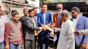 অগ্নিকাণ্ডে ক্ষতিগ্রস্ত দোকান মালিকদের আর্থিক সহায়তা