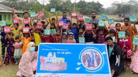 জেলেপল্লির সুবিধাবঞ্চিত শিশুদের মাঝে সামগ্রী বিতরণ