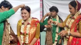 ক্লাসরুমে শিক্ষিকাকে সিঁদুর পরালেন ছাত্র