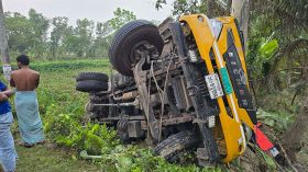 বাকেরগঞ্জে তরমুজ বোঝাই ট্রাক খাদে, নিহত ১