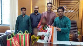 বরগুনায় সেই নিহতের পরিবারকে ঈদ উপহার পাঠালেন উপদেষ্টা আসিফ মাহমুদ