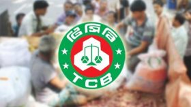 বরিশালে টিসিবির পণ্য নিয়ে গেলেন বিএনপি নেতা