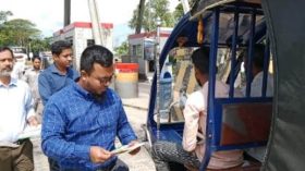 পিরোজপুরে সড়ক বিভাগের সতর্কতামূলক লিফলেট বিতরণ