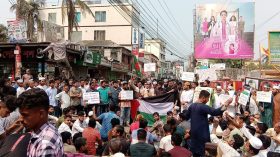 গাজায় গণহত্যার প্রতিবাদে ঝালকাঠিতে সড়ক অবরোধ