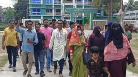উপজেলা নির্বাহী কর্মকর্তার অপসারনের দাবীতে আগৈলঝাড়ায় বিক্ষোভ