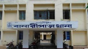 নামাজরত নারীর গলায় ছুরি ধরে ডাকাতি