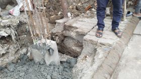 ফুটপাত দখল করে বিআইডব্লিউটিএ’র সীমানা প্রাচীর নির্মাণ