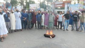 মহানবীকে নিয়ে কটুক্তিকারীকে গ্রেপ্তার ও ফাঁসির দাবিতে সড়ক অবরোধ