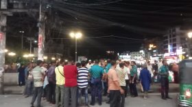 বরিশাল নগরীতে ফুটপাতের দোকান উচ্ছেদকে কেন্দ্র করে পুলিশের সঙ্গে ব্যবসায়ীদের বাকবিতণ্ডা