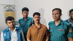বিআরটিএ অফিসে দুদকের অভিযান, দালাল আটক