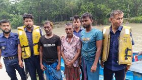 বরিশালের নদীতে চাঁদাবাজি: নৌ-পুলিশের অভিযানে আটক ৩