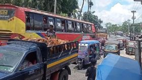 দুর্ঘটনায় ঢাকা-বরিশাল মহাসড়কে দীর্ঘ যানজট