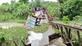 পিরোজপুরে ব্রিজ ভেঙে ট্রাক খালে, বন্ধ সড়ক যোগাযোগ