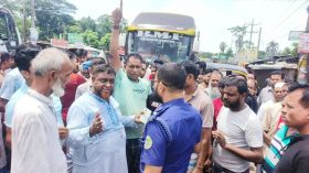 গৌরনদীতে মহাসড়ক অবরোধ করে ব্যবসায়ীদের বিক্ষোভ