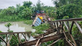 ব্রিজ ভেঙে ট্রাক খালে : তৃতীয় দিনেও শুরু হয়নি মেরামত কাজ, ভোগান্তি