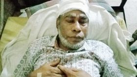 চাচাকে পিটিয়ে রক্তাক্ত জখম করছে ভাতিজা