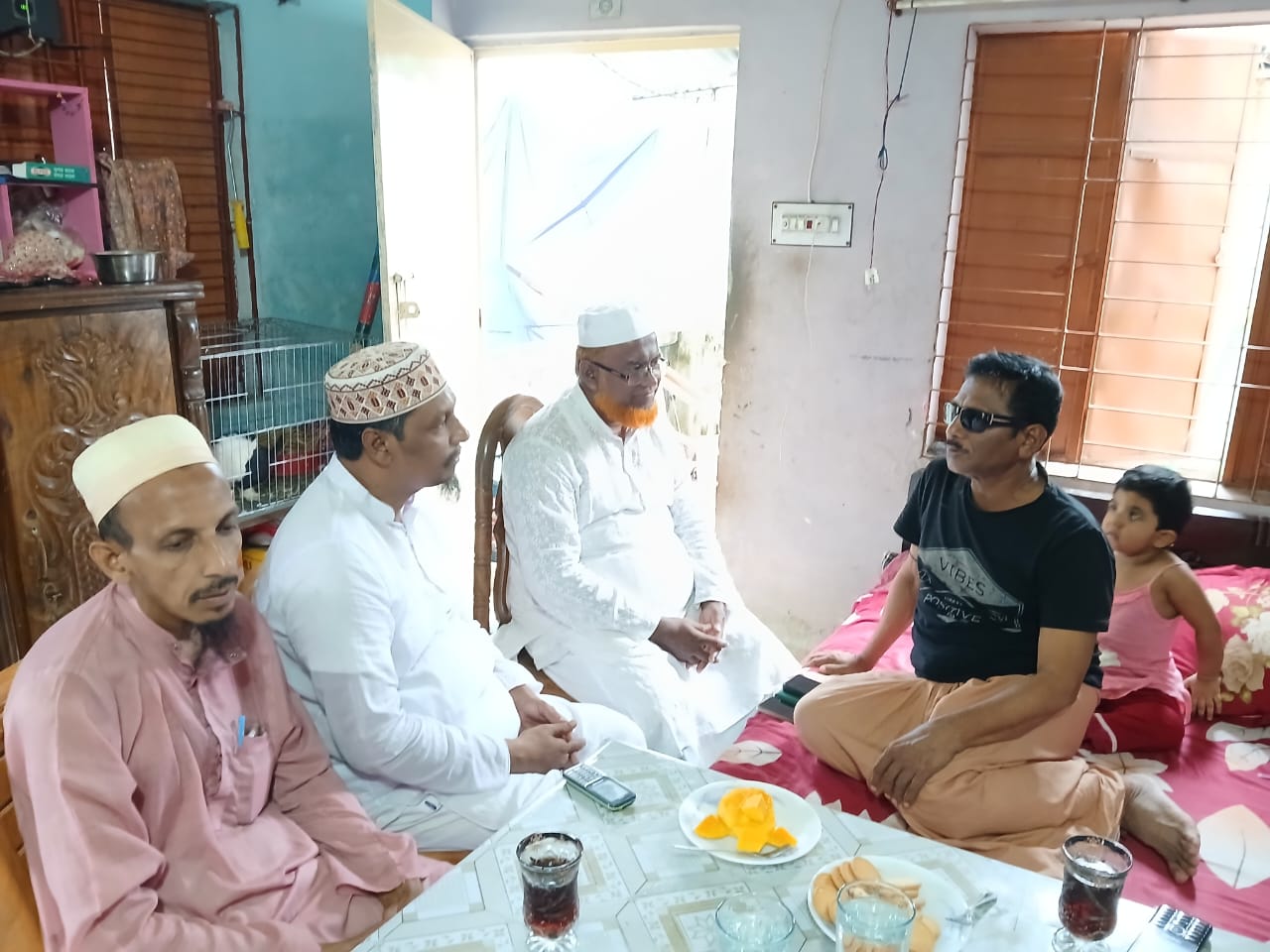 অসুস্থ সাংবাদিককে দেখতে গেলেন অধ্যক্ষ বাবরসহ জামায়াত নেতৃবৃন্দ