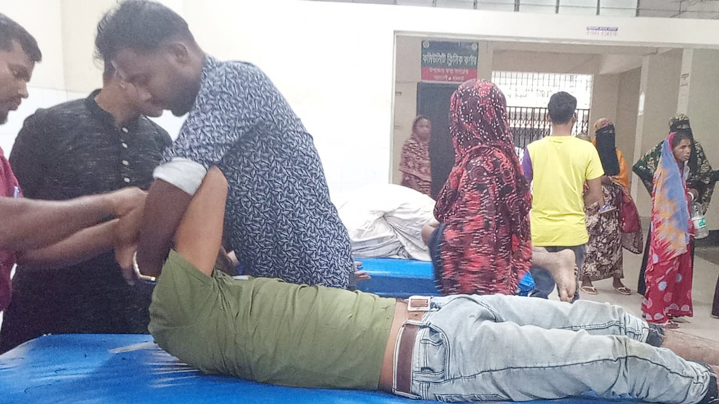 বরগুনায় বিএনপির দুই পক্ষে দফায় দফায় সংঘর্ষ, আহত ১৫