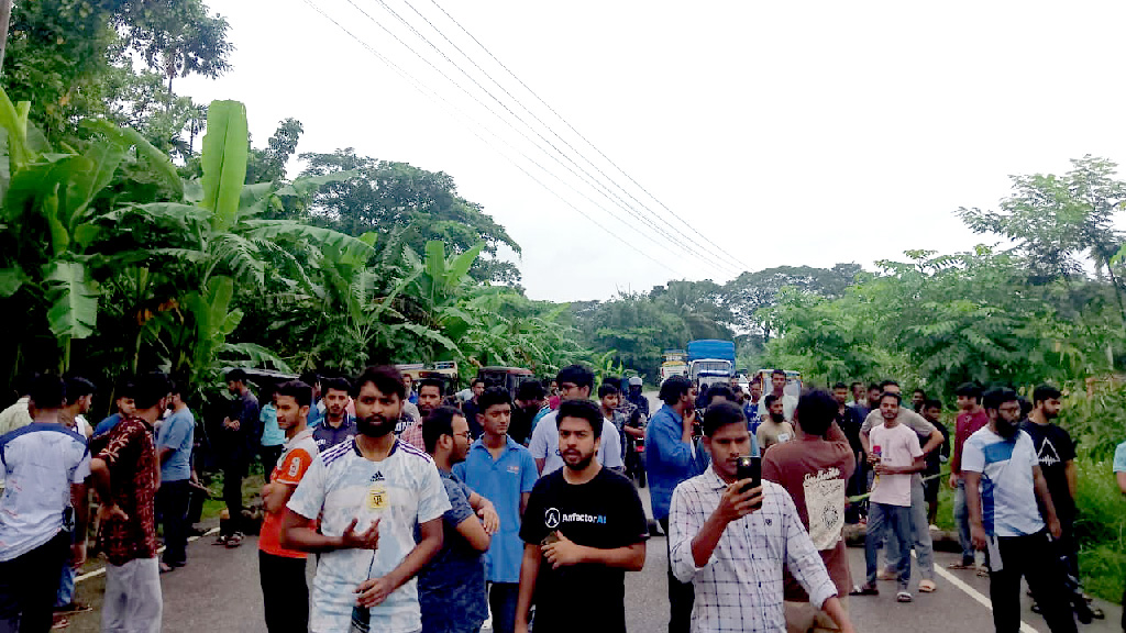 বরিশাল-ভোলা মহাসড়ক ব্লকেড, লাঠিপেটায় ২০ শিক্ষার্থী আহত