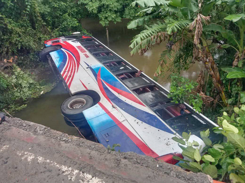 সেতুর রেলিং ভেঙে যাত্রীবাহী বাস খালে, আহত ২৫