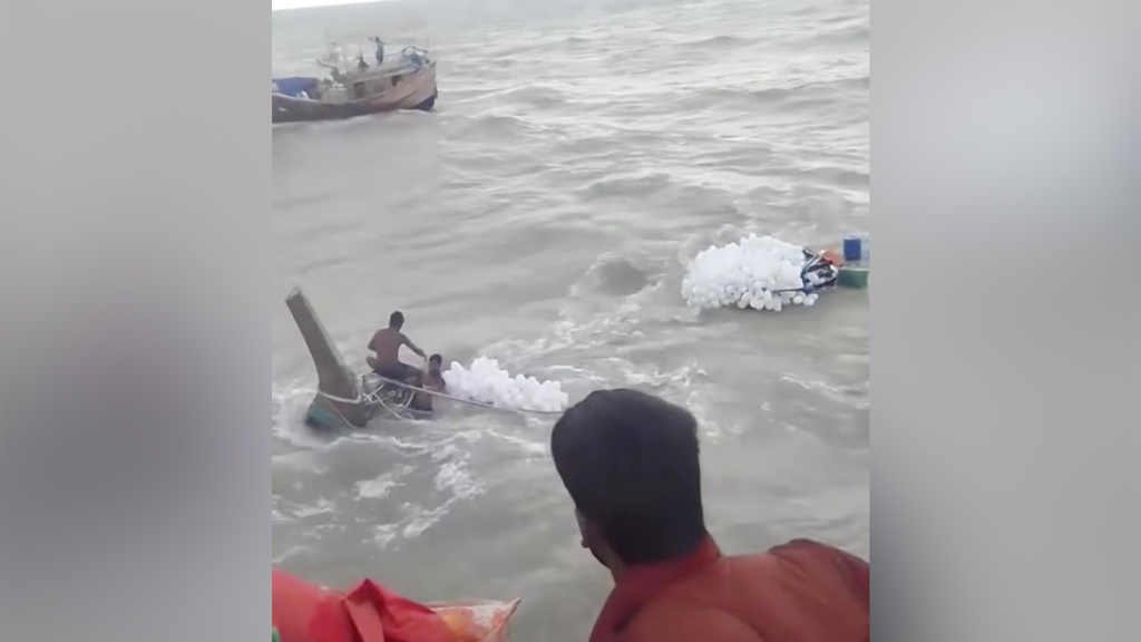 বঙ্গোপসাগরে ট্রলারডুবি, ৩ জেলে নিখোঁজ
