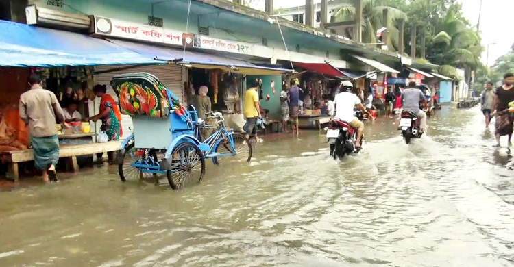তিন দিনের বৃষ্টিতে তলিয়ে গেছে বরিশাল নগরীর বিভিন্ন এলাকা