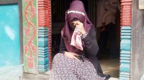 প্রেমিক নিষিদ্ধ ছাত্রলীগ নেতাকে বিয়ের দাবিতে বৈষম্যবিরোধী নেত্রীর অনশন