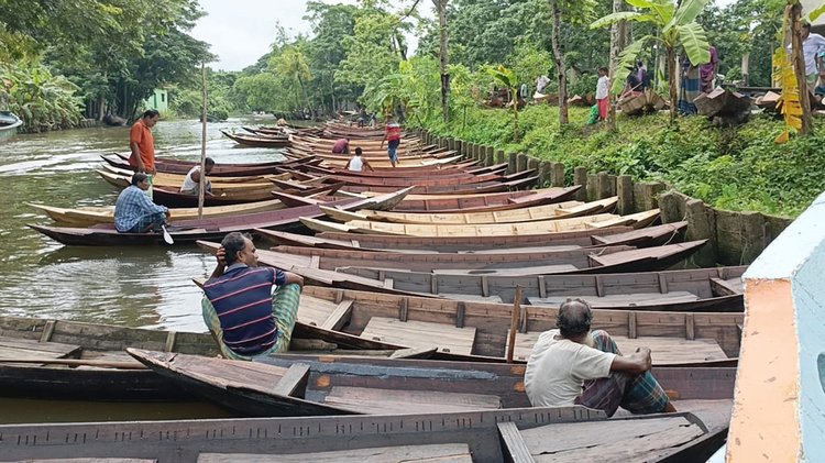 নৌকার হাটে গলাকাটা খাজনা, মুখ ফিরিয়ে নিচ্ছেন ক্রেতারা