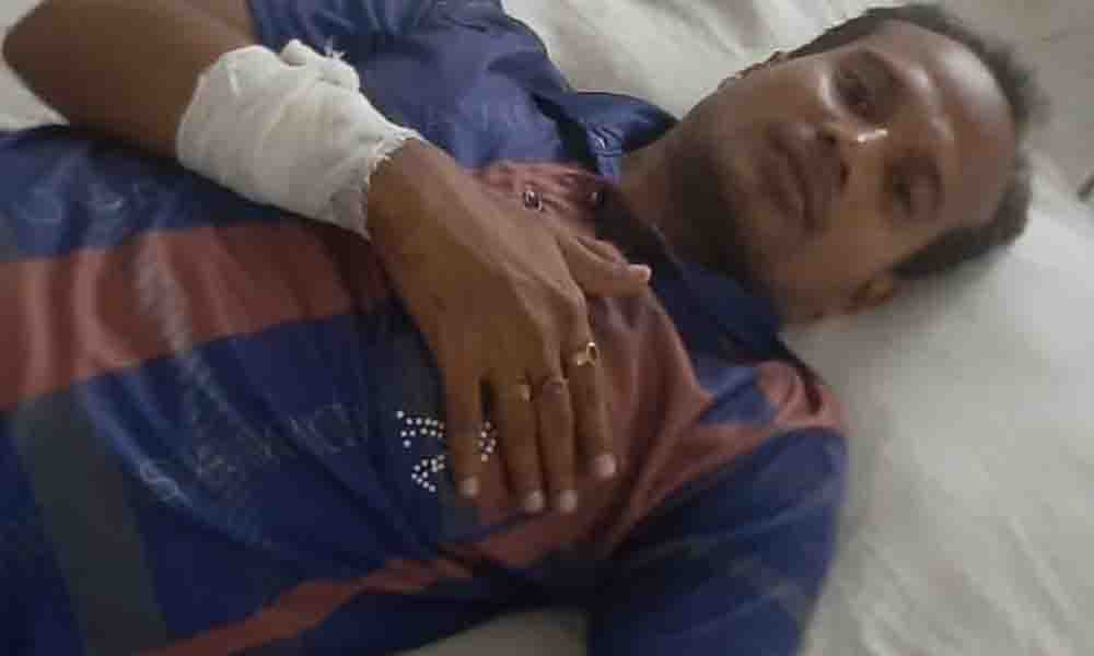 উজিরপুরে স্বেচ্ছাসেবক দলের নেতাকে কুপিয়ে জখমের অভিযোগ