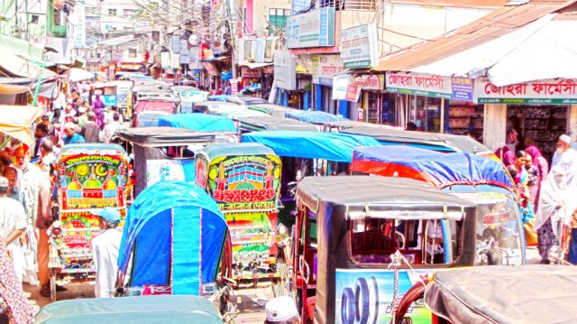 ঝালকাঠিতে সড়কে অটোরিকশা ও ভ্রাম্যমাণ বাজার, ভোগান্তি
