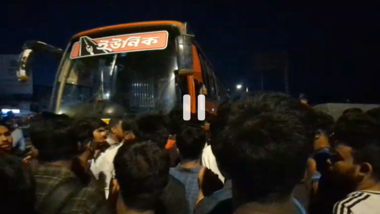 শিক্ষককে হেনস্তা করায় বাস আটকে ক্যাম্পাসে নিয়ে এলো পবিপ্রবি’র ছাত্ররা