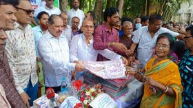 বরিশালে সনাতন ধর্মাবলম্বীদের মাঝে শাড়ি বিতরণ